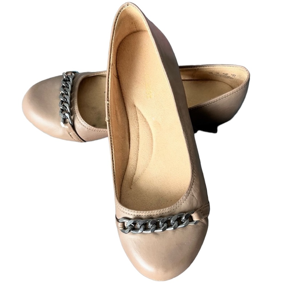 Naturalizer tan leather flat with chain on toe size 6M